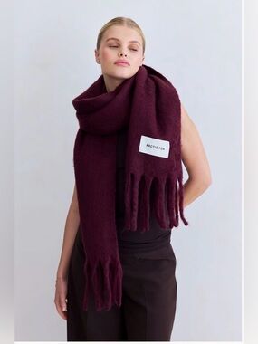 Arctic Fox & Co. - The Stockholm Scarf - Cherry Lacquer - GUC